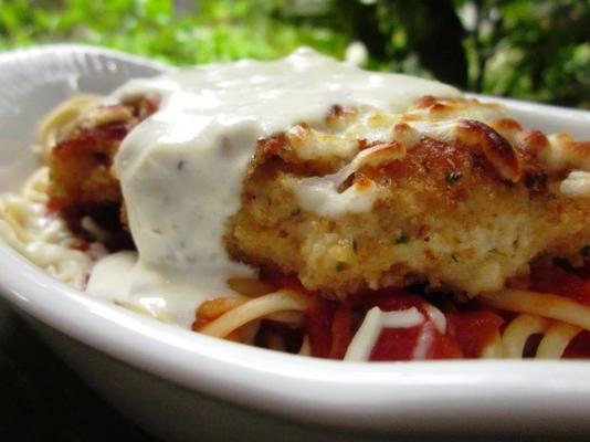 poulet parmesan cuit au four sur des pâtes