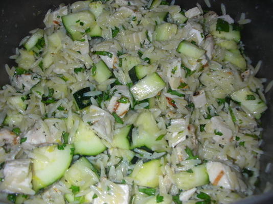salade d'orzo au citron avec courgettes et herbes fraîches