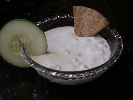 trempette de yogourt au concombre avec chips de pita grecque