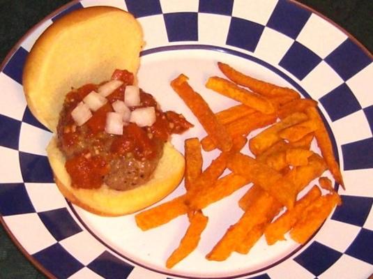 mini-hamburgers chipotle avec du ketchup à l'ail rôti