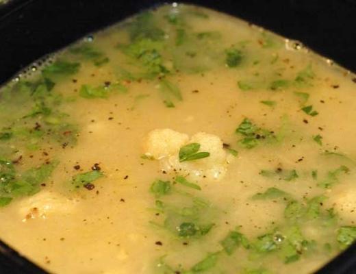 Soupe de chou-fleur et curry rôtis
