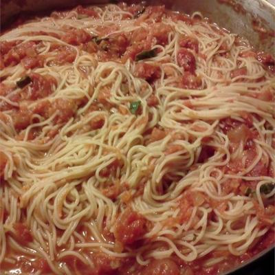 spaghettis à l'ail, aux herbes et aux tomates