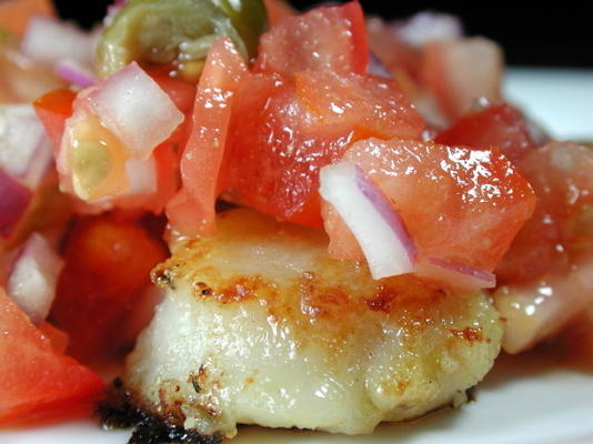 pétoncles poêlés avec salsa aux câpres et aux tomates fraîches
