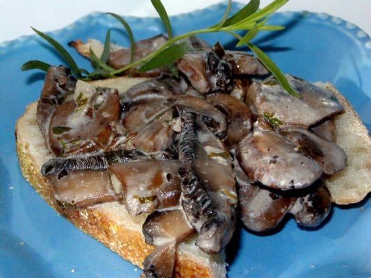 champignons à la crème sur du pain grillé