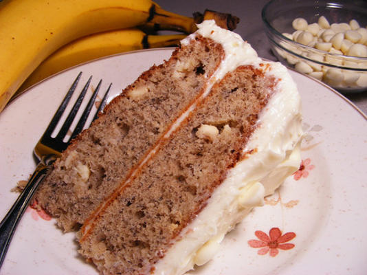 banane gâteau au chocolat blanc avec glaçage - absolument décadente