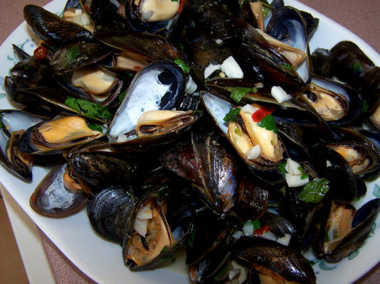 moules à l'ail et aux herbes cuites à la vapeur