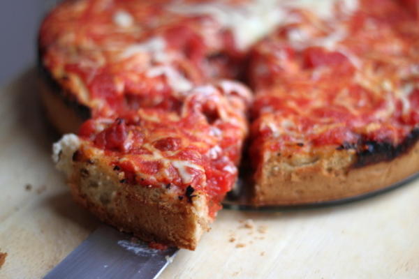 pizza profonde de saucisse de style chicago - vrai plat profond