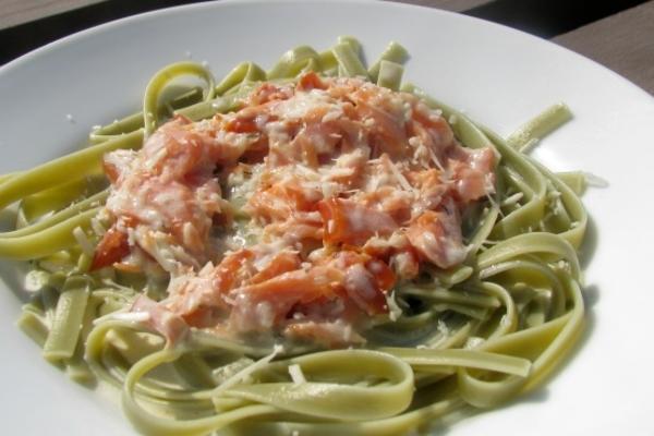 pâtes d'épinards à la sauce au saumon et à la crème