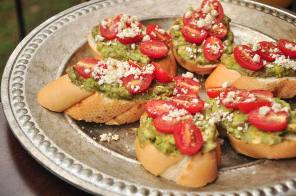 toasts crémeux à l'avocat et aux tomates cerises