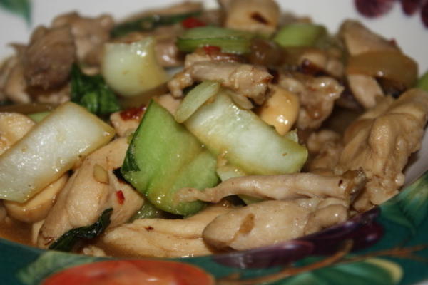 poulet au gingembre et sésame avec bok choy, oignons et champignons