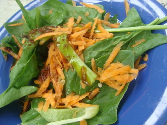 salade d'épinards avec vinaigrette japonaise au gingembre