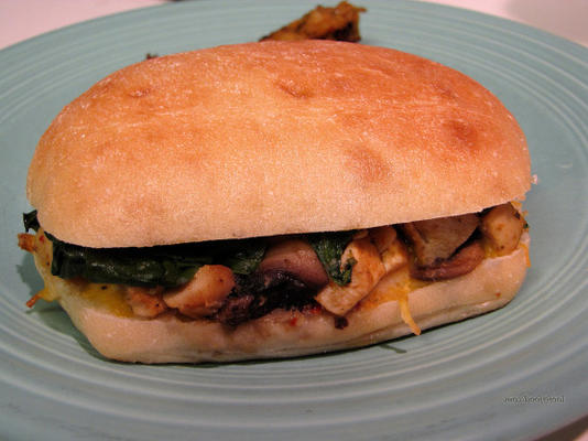 sandwichs au poulet chauds avec champignons, épinards et fromage