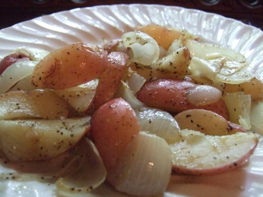 Pommes de terre et oignons rouges