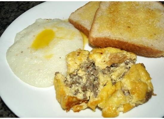 saucisse de petit déjeuner et cocotte d'œufs