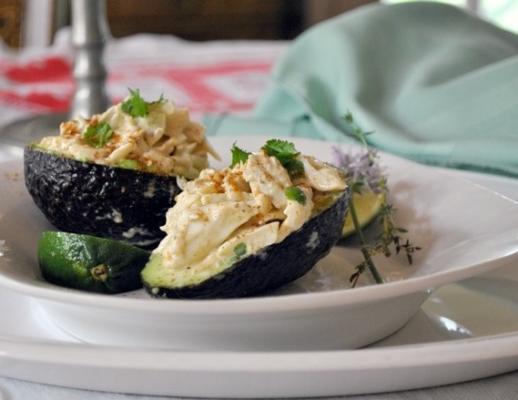 salade de crabe dans les moitiés d'avocat