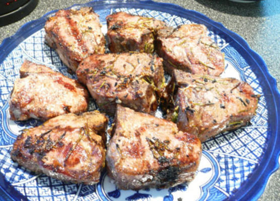 côtelettes d'agneau grillées à la fumée de romarin