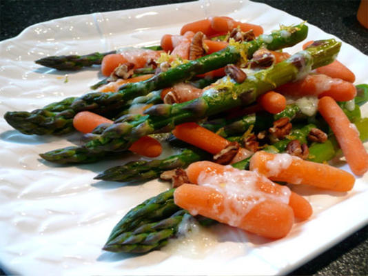 asperges et carottes glacées aux pacanes