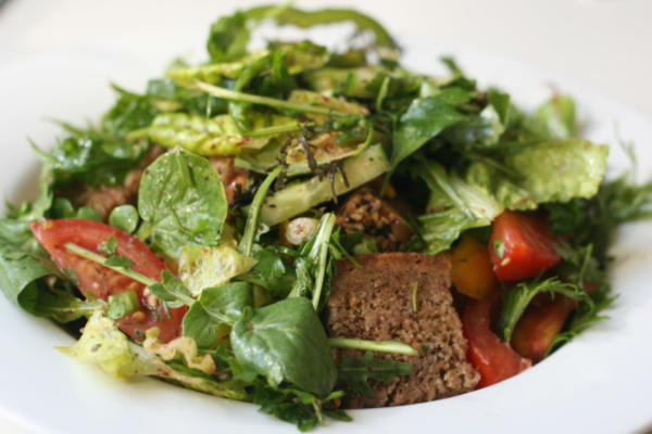 salade de pain fattoush libanais moyen-oriental