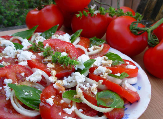 Salade de tomates mûres, d'oignons doux et de basilic