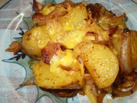 pommes de terre épicées avec gouda fumé, bacon et oignons (9)