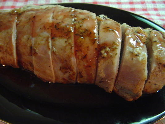 longe de porc juteuse aux herbes avec sauce au cassis