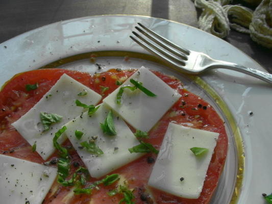 plat d'accompagnement à la tomate, à la mozzarella et au basilic