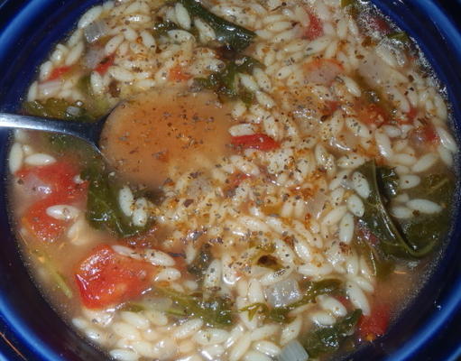 soupe claire d'épinards et de tomates