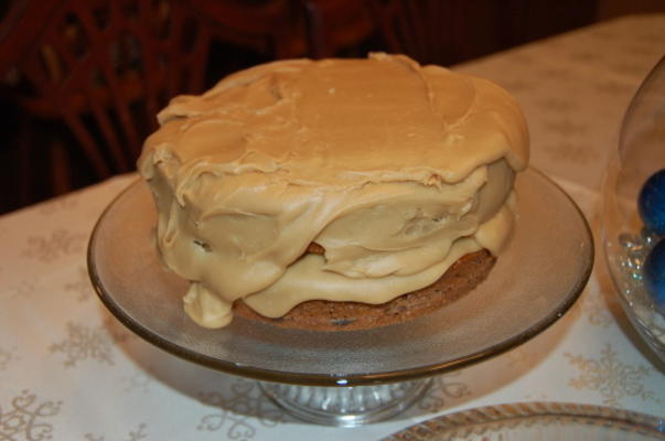 gâteau de confiture rapide et décortiqué avec glaçage au caramel