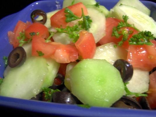 salade grecque de légumes en dés