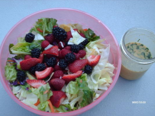 mélange de verdure et de salade de fruits