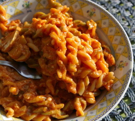 macaronis au four et fromage avec tomates