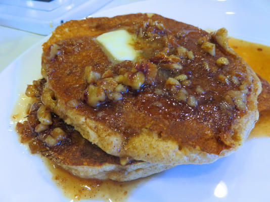 pancakes aux pommes avec sirop de pacanes amaretto