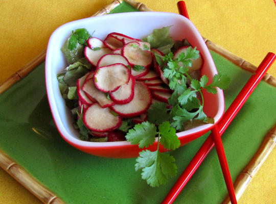 Salade chinoise de radis marinés à l'ail