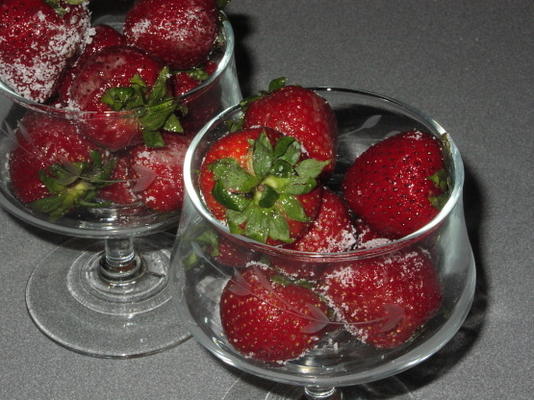 fraises saupoudrées de sucre de cardamome