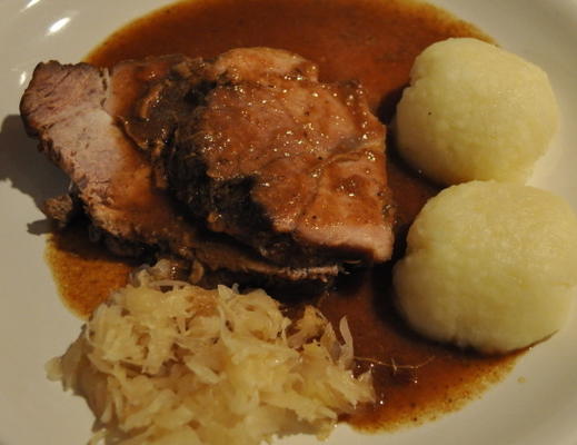 schweinebraten authentique de porc allemand rôti à la bavaroise