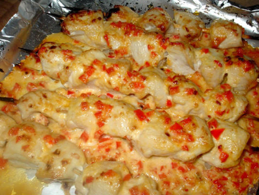 tapas - brochettes de poulet et poivrons rouges grillés