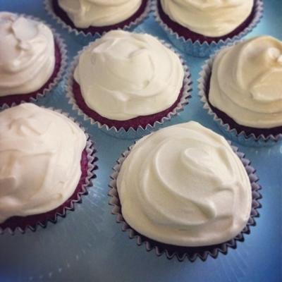 cupcakes de velours rouge avec glaçage au fromage à la crème (végétalien)