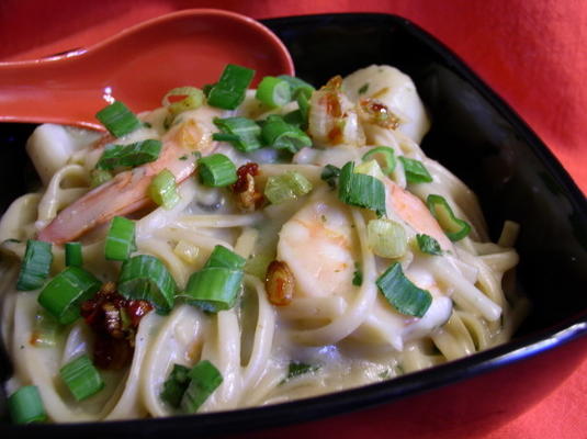 linguine aux pétoncles et crevettes à la sauce thaïlandaise au curry vert