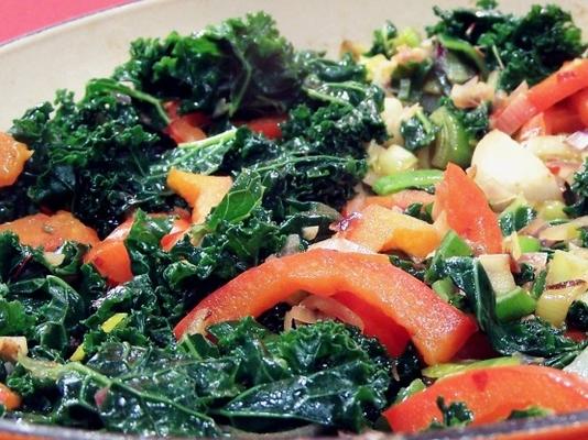 kale épicé à l'ail avec poivrons rouges sautés