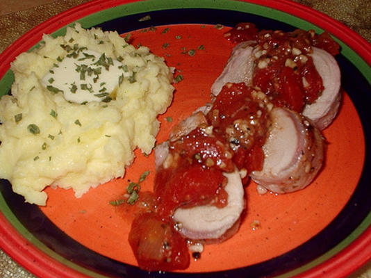 filet de porc rôti avec ail et tomates