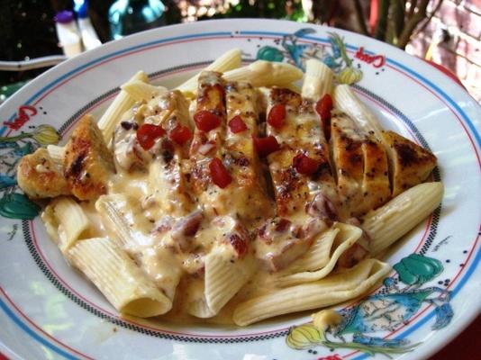 pâtes au poulet et sauce à la crème de poivron rouge rôti