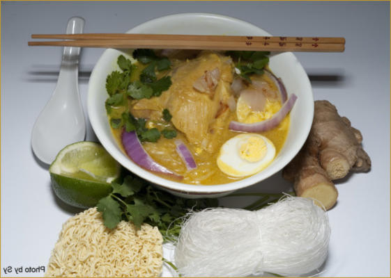 ohn-no-kauk-swe (soupe de poulet birmane)