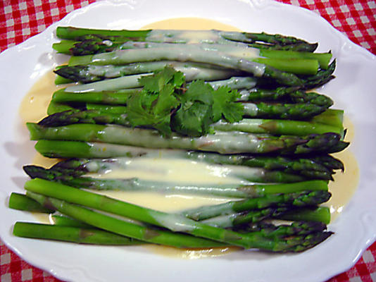 asperges à la sauce au fromage