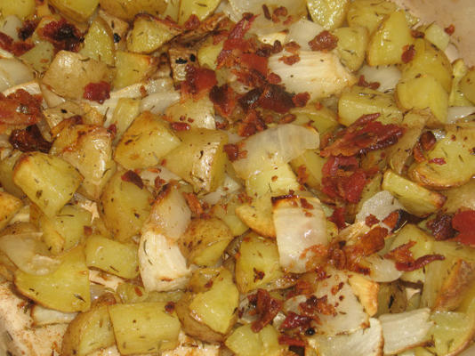 pommes de terre rôties au yukon avec bacon, oignons et ail
