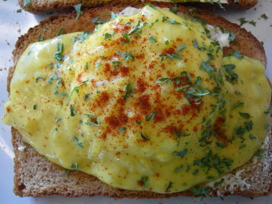 oeufs au curry sur du pain grillé