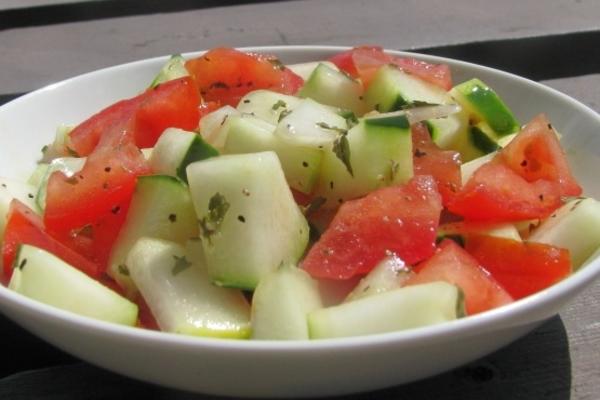 salade de légumes et de tomates (concombre et tomates hachées du Maroc)