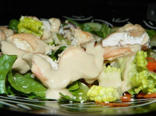 brochettes de poulet au sésame avec salade