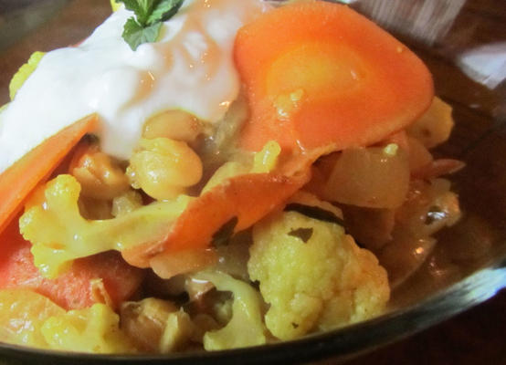 curry de noix de coco avec chou-fleur, carottes et pois chiches