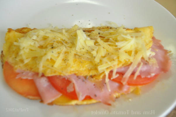 omelette au jambon et à la tomate