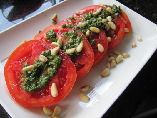 salade de pesto et tomates fraîches